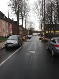 MengedeI's tweet photo. Komödie oder Drama:
Vier Ahornbäume in der Wenemarstraße erzählen ihre Lebensgeschichte.
Von Gerd Latterner
Ihnen, liebe LeserInnen ist bereits bekannt, dass wir Vier vor vielen Jahren in der Wenemarstraße in Westerfilde gepflanzt worden sind.

https://t.co/66kRZBliub https://t.co/qITmqmCWpX