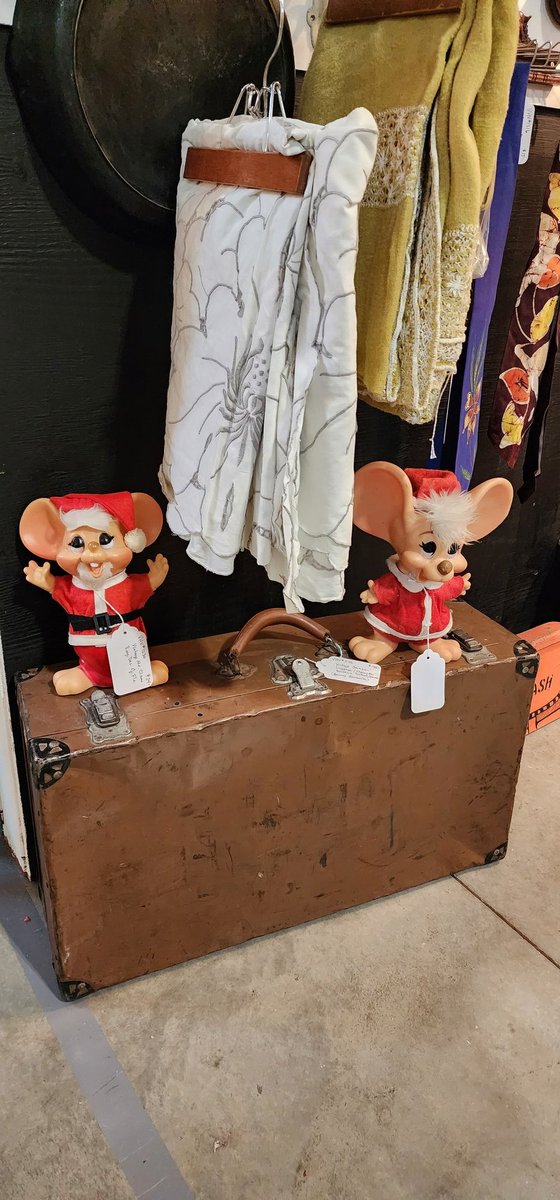 We may have a mice problem 🐭🎄🎀

#christmasinjuly #vintagekitsch #vintagemouse #christmasmouse #vintagedecor #sugarmillvintage #sugarmillmead #vogelhausvintage