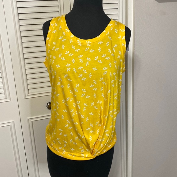 scanlandous's tweet photo. So good I had to share! Check out all the items I'm loving on @Poshmarkapp #poshmark #fashion #style #shopmycloset #loft #guess: https://t.co/aZ9zZYcnyf https://t.co/BWnJ1EXK8R