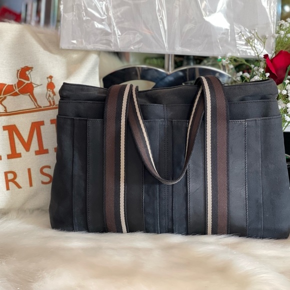 Jenndfly's tweet photo. So good I had to share! Check out all the items I'm loving on @Poshmarkapp from @CarlieLehner #poshmark #fashion #style #shopmycloset #northriver #hermes #oldnavy: https://t.co/86JA1sGEqe https://t.co/cyrLzzI8RM