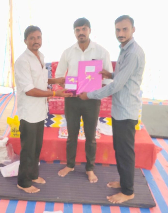 Bharatsinh_BKP's tweet photo. પરમ સ્નેહી મિત્ર અને સણાવ પ્રાથમિક શાળામાં શિક્ષક તરીકે ફરજ બજાવતા, સરળ અને સૌમ્ય સ્વભાવ, જેમના પરિવાર સાથે પારિવારિક સબંધો રહ્યા છે તેવા #અલ્કેશભાઇ_પ્રજાપતિ સાહેબની તાલુકા ફેર બદલી થતાં વિદાય સમારંભ કાર્યક્રમ યોજાયો. @Alkeshp86912148
#viday 
#education https://t.co/zQsumO2MKo