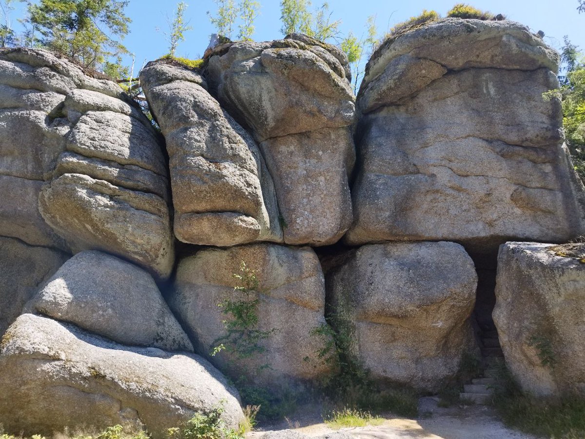Waldbodentyp's tweet photo. Wanderwochenende am Ochsenkopf 🥾🥾 entlang der 🇪🇺-Wasserscheide 💦 wo 'Grün' und 'Rot' zusammentreffen (👉@PythonMaps). Karte stimmt! 😉 Am Weißmainfelsen /-quelle tolle Wollsackverwitterungen von Granitfelsen!
#Geology #Geograpy https://t.co/5URZWog8Kn