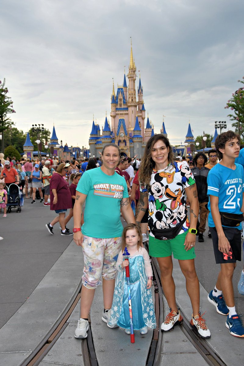 I can’t wait for it to be 4. 👩‍👩‍👧‍👧 Em breve seremos 4. #happiestplace #disneyworld @NinaAnsaroff