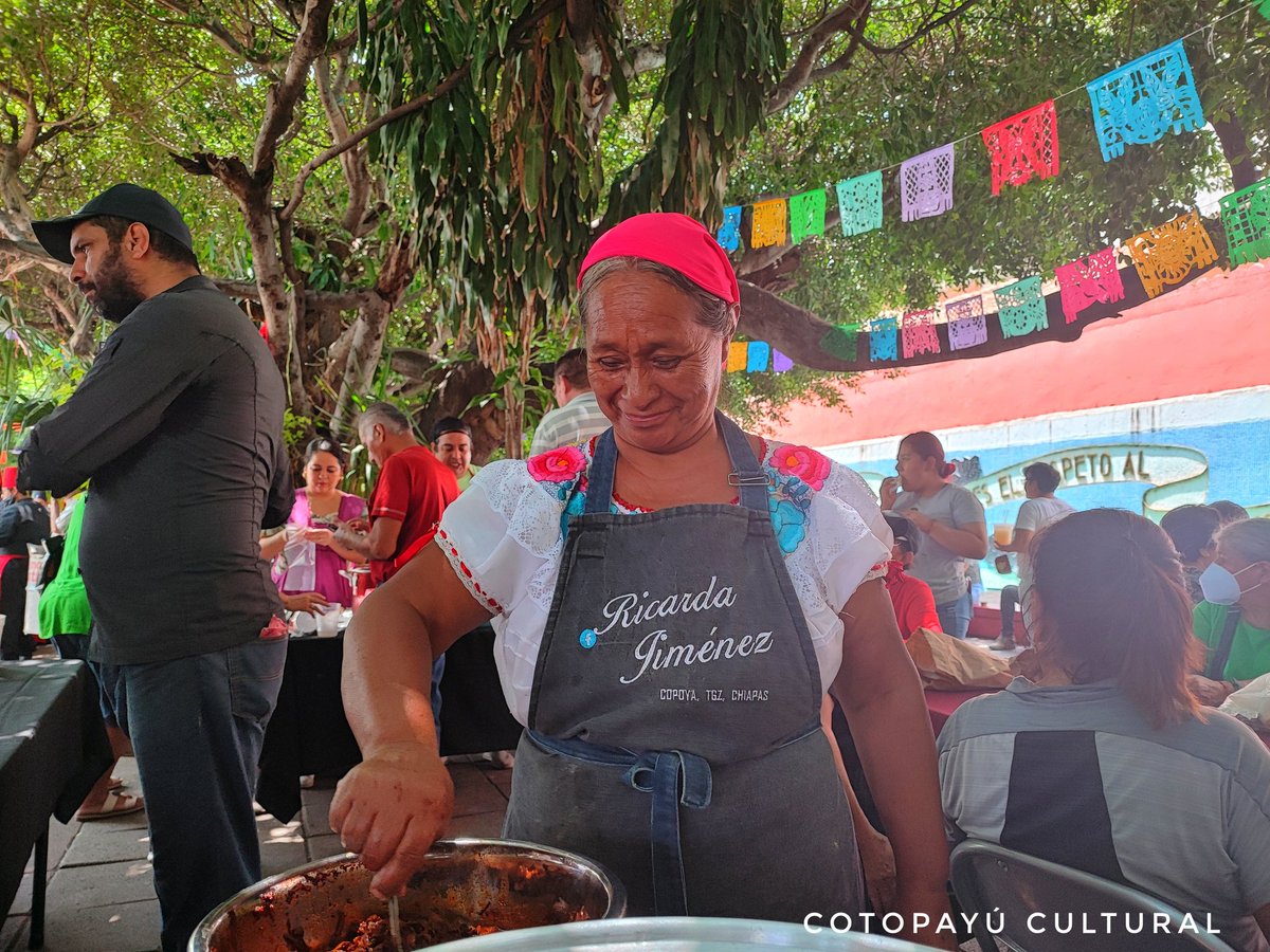 Con una variedad de platillos típicos y creaciones innovadoras, así se vivió el 1ª Festival Gastronómico del Chipilín en el Parque Santo Domingo en #TuxtlaGutiérrez. 

Conoce todo lo que se vivió y nuestra galería de fotos, aquí. 
👉bitly.ws/LsJa