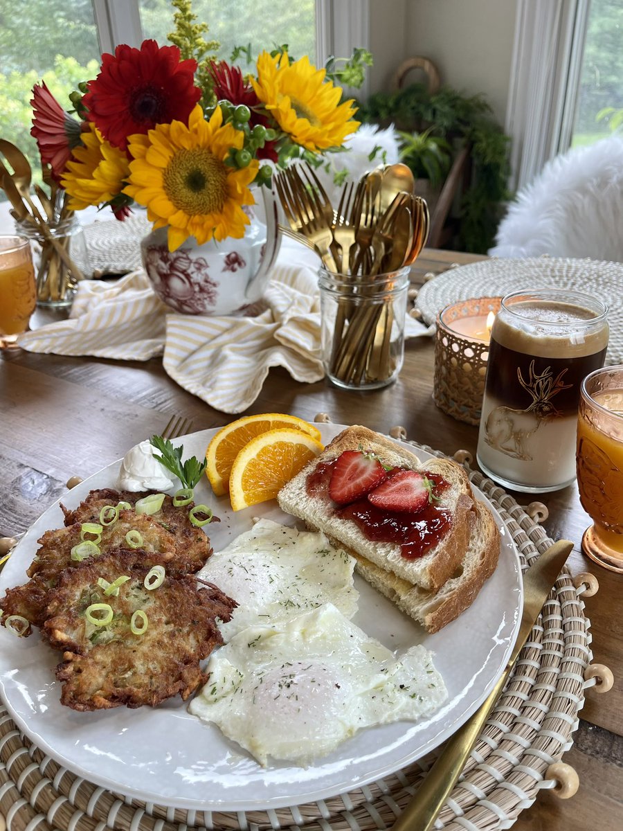 min_cunningham2's tweet photo. A happy weekend start with a hearty breakfast: potato latkes, eggs and toast ❤️#goodeats https://t.co/LNQkbHb1Fi