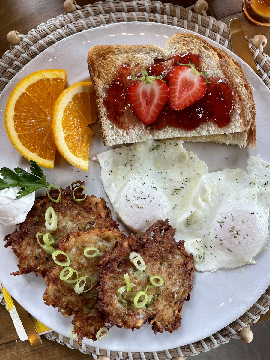 min_cunningham2's tweet photo. A happy weekend start with a hearty breakfast: potato latkes, eggs and toast ❤️#goodeats https://t.co/LNQkbHb1Fi