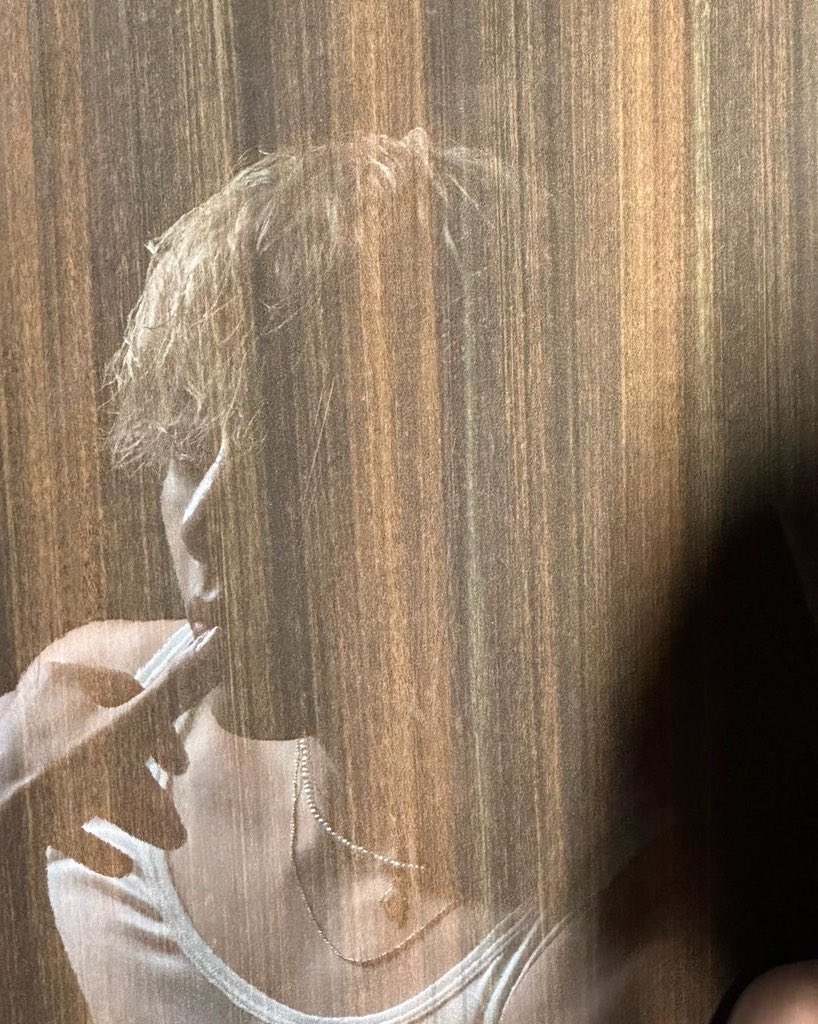 thvjkjkjjk's tweet photo. Taehyung is very smart.

on the picture Leslie Cheung.

he publicly declared his homosexuality in 1997 (during one of his concerts) after photos of him and his companion were published in the tabloids
#TAEHYUNG https://t.co/XPC92iJdyv