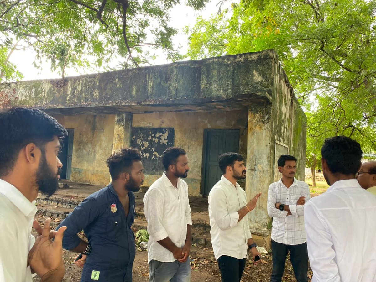 VenkatBalmoor's tweet photo. #TSNSUI ఆదేశాల మేరకు, NSUI మంచిర్యాల జిల్లా అధ్యక్షులు ఆదర్శ వర్ధన్ రాజు ఆధ్వర్యంలో మంచిర్యాల జిల్లా చెన్నూర్ నియోజకవర్గం చెన్నూర్ పట్టణం (బాలికల పాఠశాల),శివలింగపూర్, అక్కెపల్లి ప్రభుత్వ పాఠశాలలను సందర్శించడం జరిగింది. పాఠశాలలోని విద్యార్థిని విద్యార్థులతో మాట్లాడి వారి సమస్యలను తెలుసుకోవడం జరిగింది.అక్కేపల్లి మరియు శివలింగపూర్ పాఠశాలలని ప్రభుత్వ అధికారులు క్రీడాప్రాంగణంగా మార్చడం జరిగింది. క్రీడాప్రాంగణంలో చూసుకుంటే అక్కడ క్రీడా ప్రాంగణం అని బోర్డు తప్ప క్రీడలకి సంబంధించిన ఎలాంటి సౌకర్యలు కూడా లేవు.
ఈ కార్యక్రమంలో జిల్లా కాంగ్రెస్ నాయకులు భరత్ రెడ్డి గారు,ఎన్ ఎస్ యు ఐ చెన్నూరు పట్టణ అధ్యక్షుడు సంజయ్ గారు, మండల అధ్యక్షుడు గట్టు గారు, మండల ఉపాధ్యక్షుడు సంజీవ్,టౌన్ ఉపాధ్యక్షుడు ఫైహిమ్,జైపూర్ మండల అధ్యక్షుడు పాషా గారు,బెల్లంపల్లి మండల అధ్యక్షుడు ముద్దం శివప్రసాద్ గారు, తాండూరు మండల అధ్యక్షుడు రవి యాదవ్ గారు,బెల్లంపల్లి మండల ప్రధాన కార్యదర్శి రాజలింగు గారు, నాయకులు శ్రీకాంత్,కొడిపె స్వామి,హాజీ మరియు కార్యకర్తలు పాల్గొన్నారు.
@revanth_anumula
