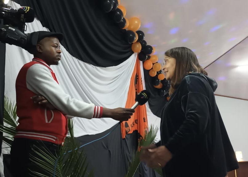 ForGoodZA's tweet photo. 🎙️ GOOD leader and Minister of Tourism - @PatriciaDeLille - conducting an interview with @MrCow_man from @SABCNews at our George by-election rally.

GOOD has won these wards before, and we’ll win them again on Wednesday.

Vote to keep your hood GOOD! #VoteGOOD #KeepYourHoodGOOD https://t.co/BbULtKRHrL
