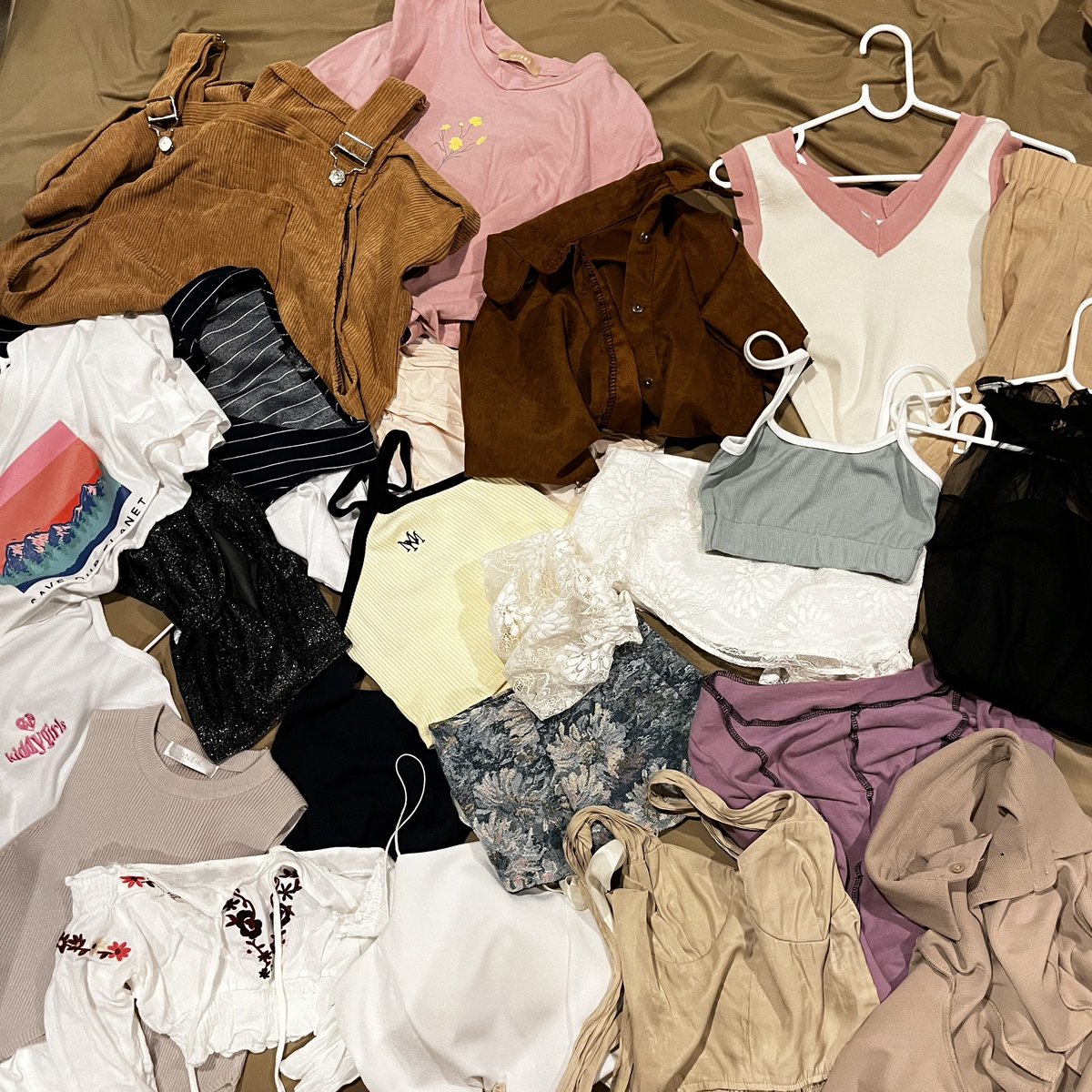 aaias5's tweet photo. โล๊ะเสื้อผ้ามือ1 2 แบรนด์ไอจี ราคาหลัก10
ค่าส่ง 45 (รีทวิตลด5บาท)
เดี๋ยวลงเลยค่า🌟🌟

 #เสื้อผ้ามือสอง #เสื้อผ้ามือสองสภาพดี #เสื้อผ้ามือสองราคาถูก #เสื้อผ��ามือ2 #ส่งต่อเสื้อผ้ามือสอง #เสื้อผ้า #โล๊ะตู้ #เสื้อผ้ามือสอง #ส่งต่อเสื้อผ้า #ส่งต่อ #สายเดี่ยว #เกาะอก https://t.co/V9deGtR7I2