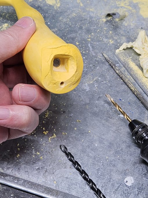 結局リューターorピンバイスに装着できる最大サイズの2.5mmでガーッと開けてから手で3mmをもんで3mm
棒を支えとする。 