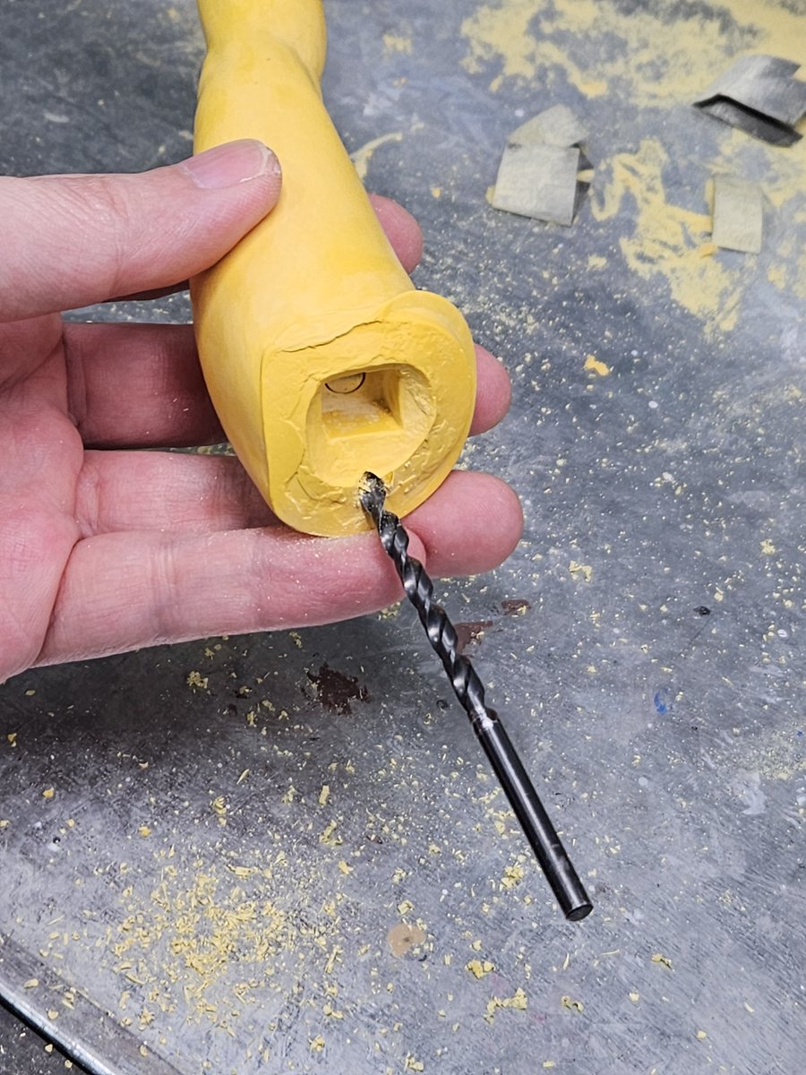 結局リューターorピンバイスに装着できる最大サイズの2.5mmでガーッと開けてから手で3mmをもんで3mm
棒を支えとする。 