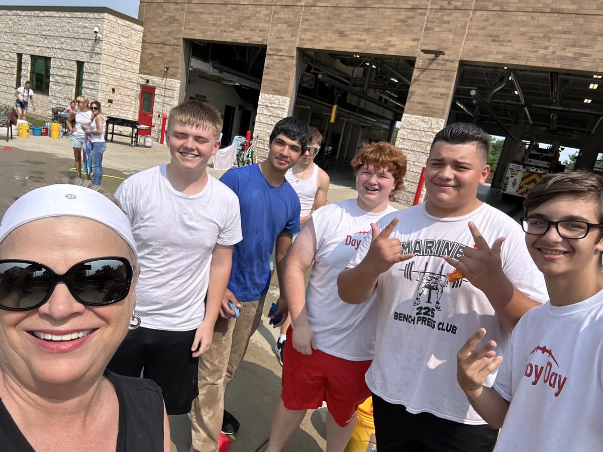 Come one Come All - Best Car Wash Ever -⁦<a href="/StFrancis/">stfrancis</a> City Hall Today! All donations go to our Scholar Athletes - Go Mariner Nation! ⁦<a href="/StFrancisSDWI/">St. Francis School District</a>⁩ Amazing Teamwork!