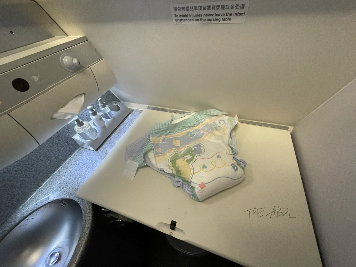 AbdlTPE's tweet photo. 飛機上的飲料太好喝
喝到一直尿尿
布布都濕透了結果還沒到😅

#尿布 #ABDL https://t.co/K5utBpffN2