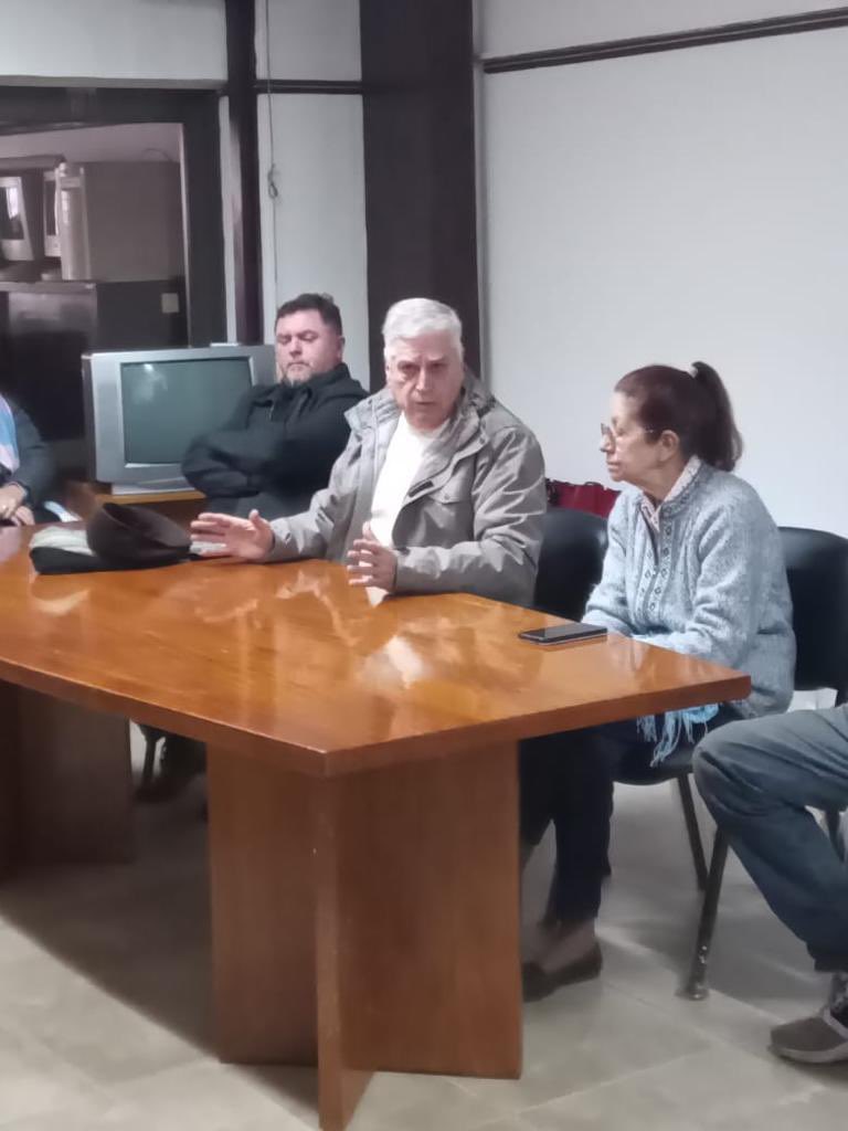 Dip_Gutierrez's tweet photo. ¡Excelente encuentro con el vecinalismo de Río Cuarto!

Acordamos seguir impulsando proyectos de infraestructura y desarrollar programas que tienen al vecinalismo como protagonista. 

Recordamos que el vecinalismo riocuartense es pionero y una organización única a nivel nacional. https://t.co/sYiBqnedxw