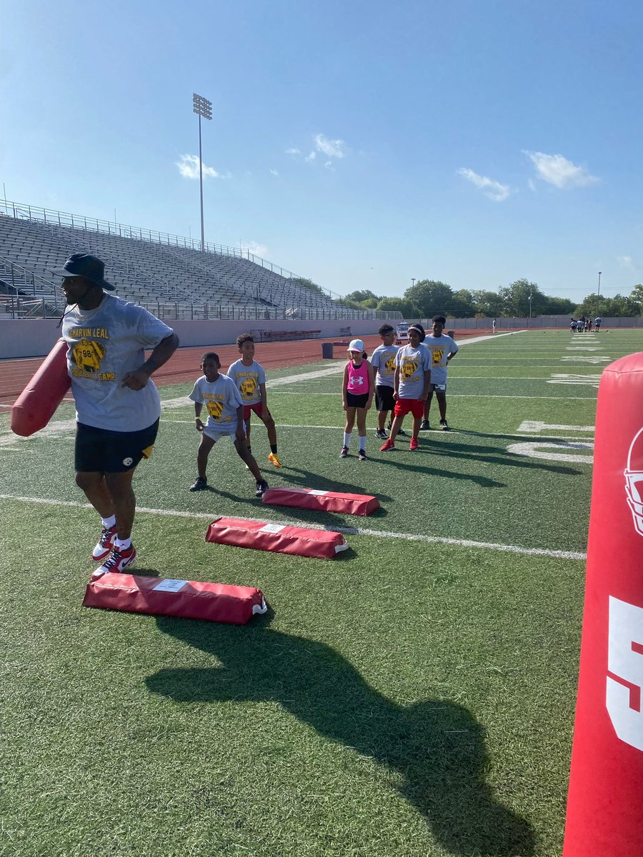 coachsotopop's tweet photo. Demarvin Leal camp in full effect, all smiles and hard work!  @JISD_ATHLETICS @JISDRocketPride https://t.co/uv4uy9NsQQ