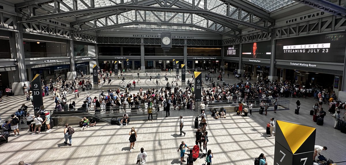 Okay. @Amtrak. How is this better than just letting people go down to the platform freely? This is the Saturday 11:05 NE Regional “boarding” on track 9. All waiting for ONE escalator, AND being held to allow priority boarding. Yikes #nypenn #moynihantrainhall