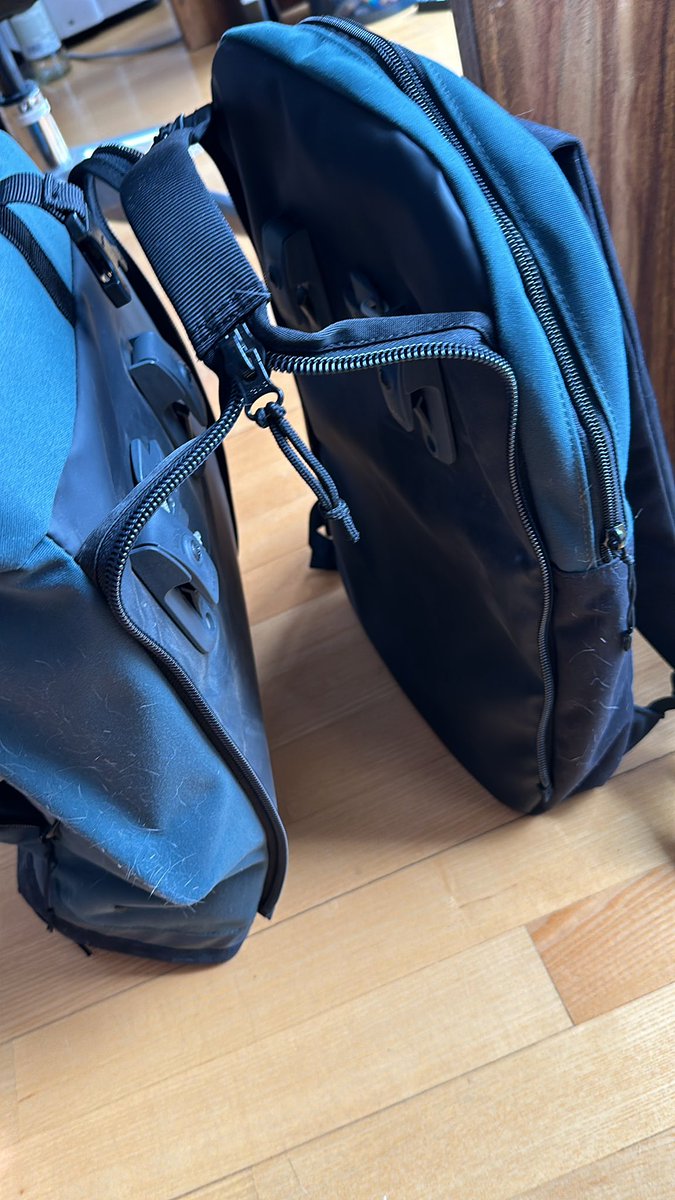 MarcoMattes's tweet photo. @UliMolter Kannst dir beim Decethlon ne Rucksacktasche kaufen wie die hier. 

Kann man super über den Gepäckträger machen und sieht im Rucksackmodus auch nicht schlecht aus https://t.co/g9Hpn5Bn8G