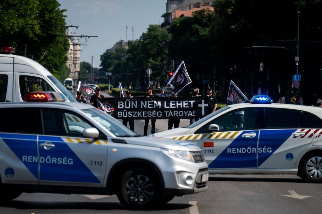 A PRIDE🌈-on több, mint 30e ember vonul ma Budapesten és Pécsen. A zsebnácik ma megint rájöttek, hogy kánikulában rossz döntés talpig feketében, na meg amúgy is, mert amíg mindenki bulizik, ezek csak forronganak magukban 🤭