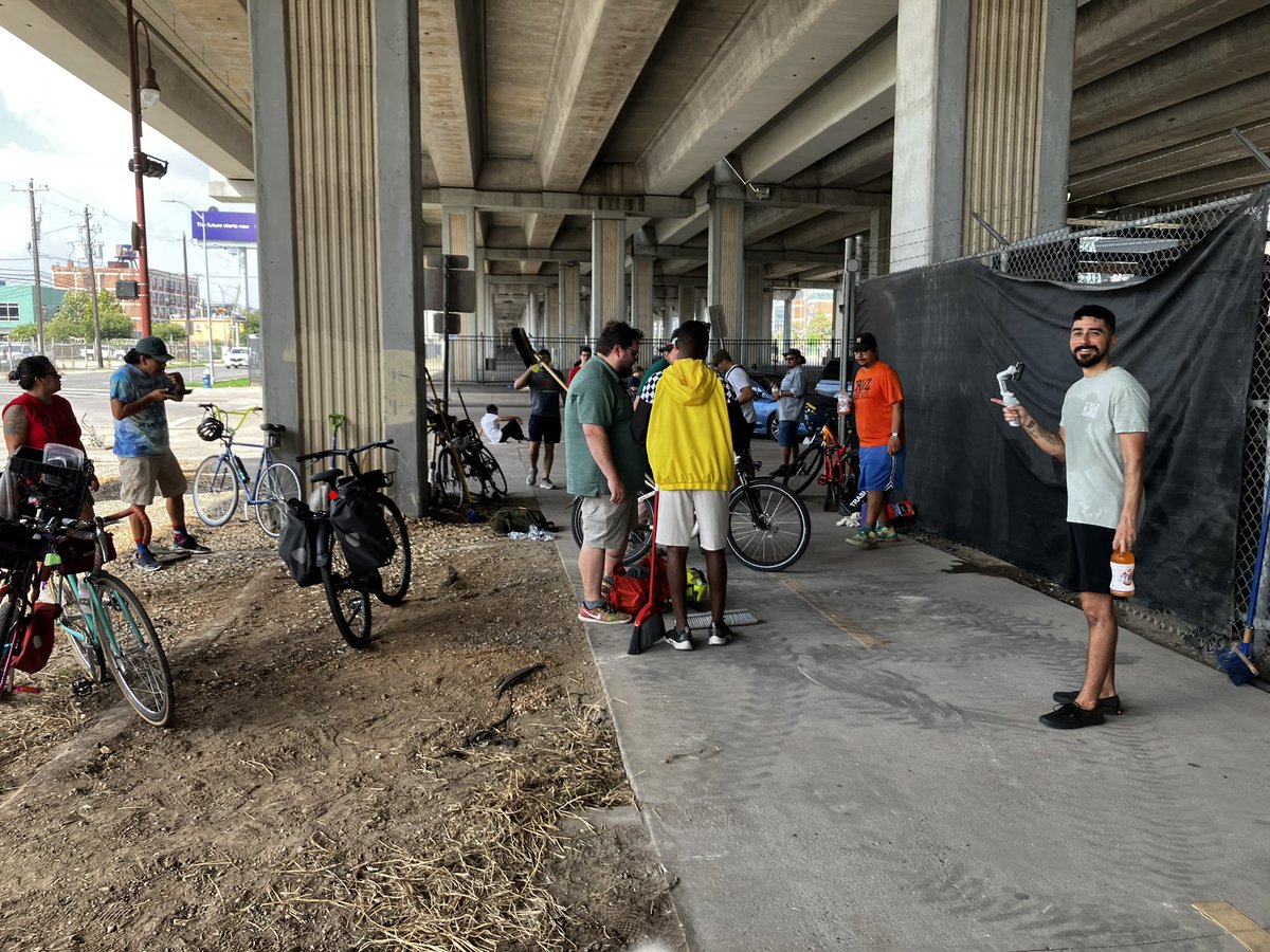 @BikeHouston organized a cleanup at the newly reopened Chartres St shared used path and look who showed up: Ya’ll did! Thank You folks! Cheers again team @Karla4Houston @planman72 @HoustonPlanning for opening up the lane.