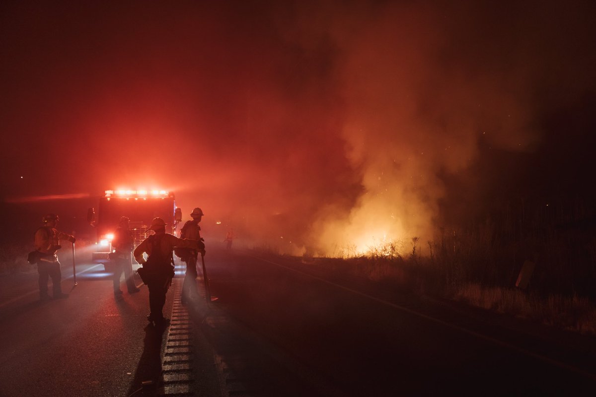 ericthayer's tweet photo. #RabbitFire Moreno Valley, CA @AP @AP_Images https://t.co/Udn3aCq3VQ