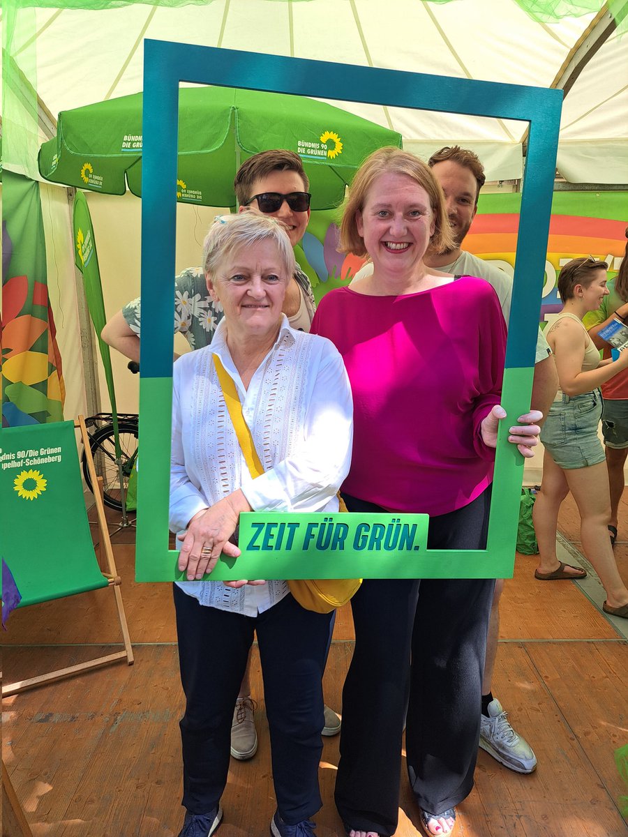 Lisa Paus setzt auf der Bühne des lesbisch-schwulen Stadtfestes Zeichen für queere Politik.