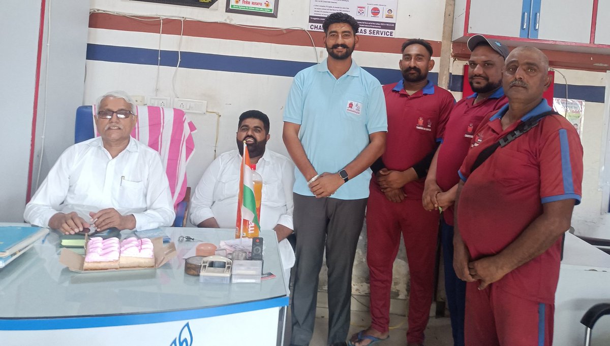 ChandpuriG's tweet photo. Chandpuri Hp Gas Service is celebrating 49th anniversary of HPCL at thier office with staff members and delivery assistants with great pump and show. Sweets were also distributed along with. #49सालबेमिसाल @HPCL @HpclHspr @NwzLpg @Dharmendra_1967 @HPGAS11 @sauravkaura99 https://t.co/TzuIqKcBA0