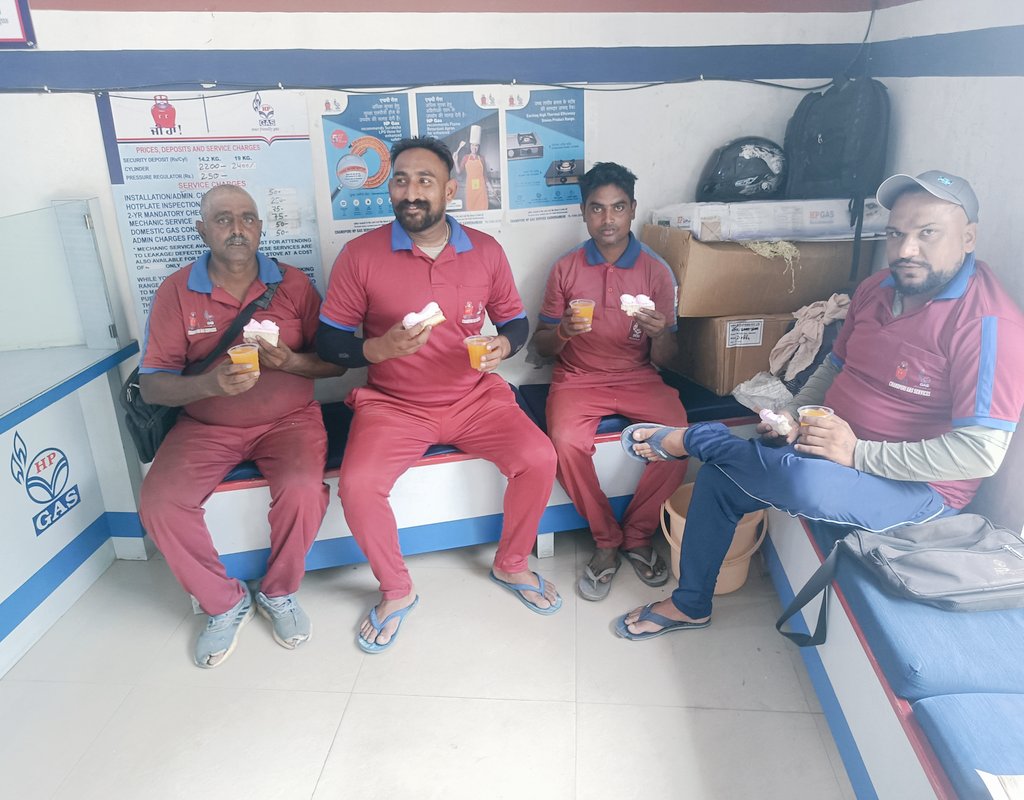 ChandpuriG's tweet photo. Chandpuri Hp Gas Service is celebrating 49th anniversary of HPCL at thier office with staff members and delivery assistants with great pump and show. Sweets were also distributed along with. #49सालबेमिसाल @HPCL @HpclHspr @NwzLpg @Dharmendra_1967 @HPGAS11 @sauravkaura99 https://t.co/TzuIqKcBA0