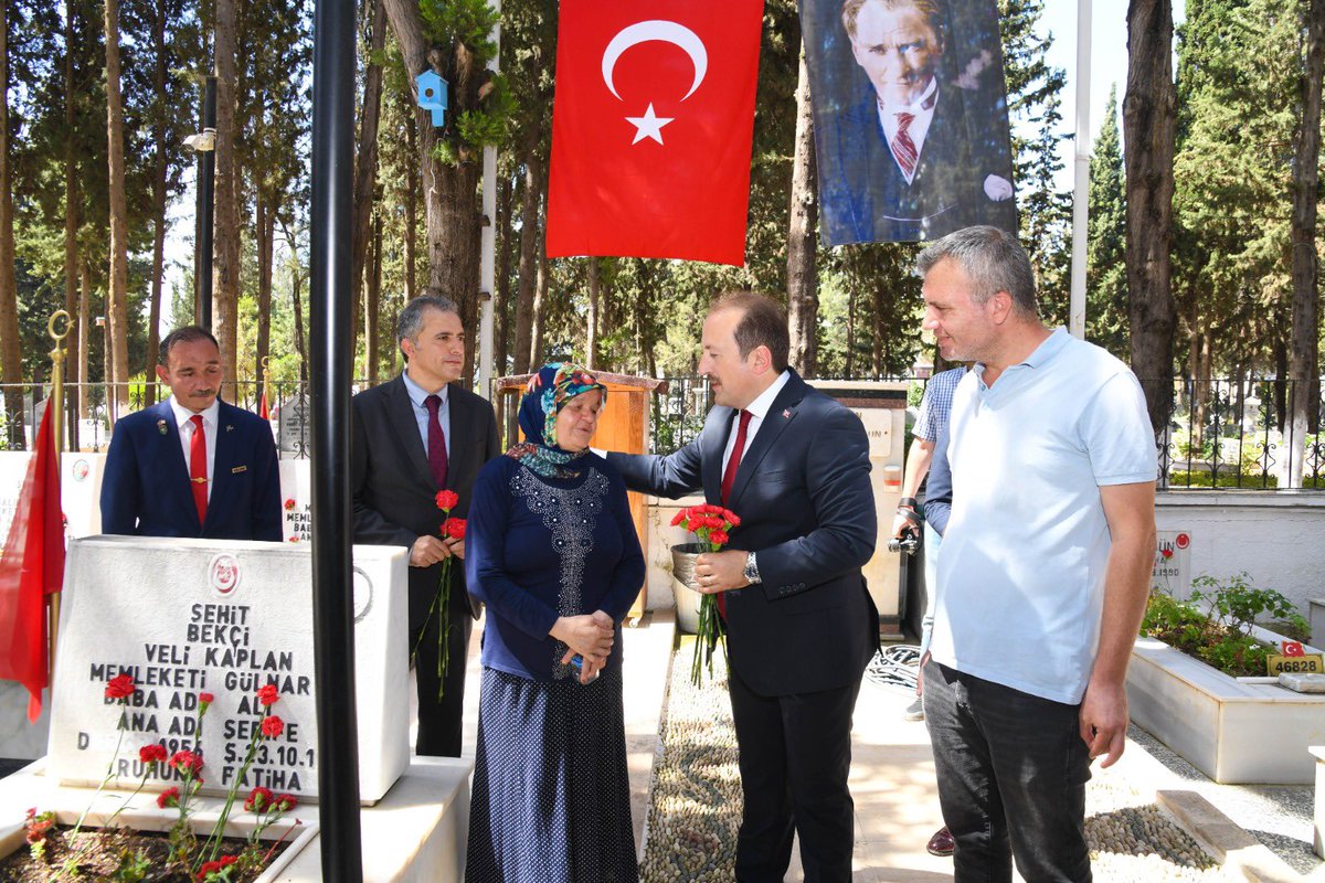 ahpehlivan53's tweet photo. #15Temmuz Demokrasi ve Milli Birlik gününde, Mersin Şehitliğimizde,Şehitlerimizin kabirlerini muhterem aileleriyle birlikte ziyaret ettik.
Bu güzel vatanı bize emanet eden aziz Şehitlerimize Allah rahmet eylesin,ruhları şâd olsun. 
🇹🇷🇹🇷🇹🇷
#Mersin 
#TürkiyeYüzyılınınKahramanları https://t.co/hMQZwQTpID