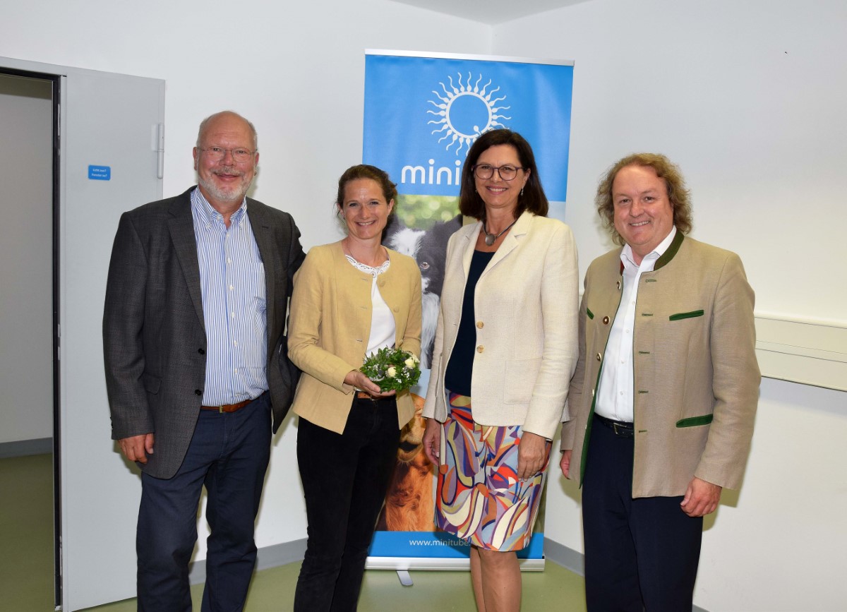 Landtagspräsidentin Aigner und Abgeordneter Radlmeier beim Hidden Champion Minitüb           

Tiefenbach.

landshut.info/2023/minitueb-…