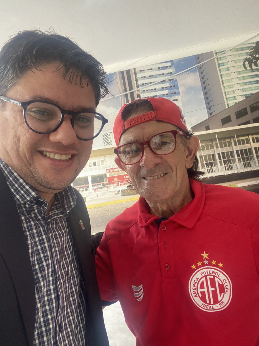 PHSantos003's tweet photo. Com Baé, símbolo da torcida do @AmericaFCNatal !
Viva os 108 anos do Mecão!

#americafutebolclube 
#america108 https://t.co/2lTKn0xQkU