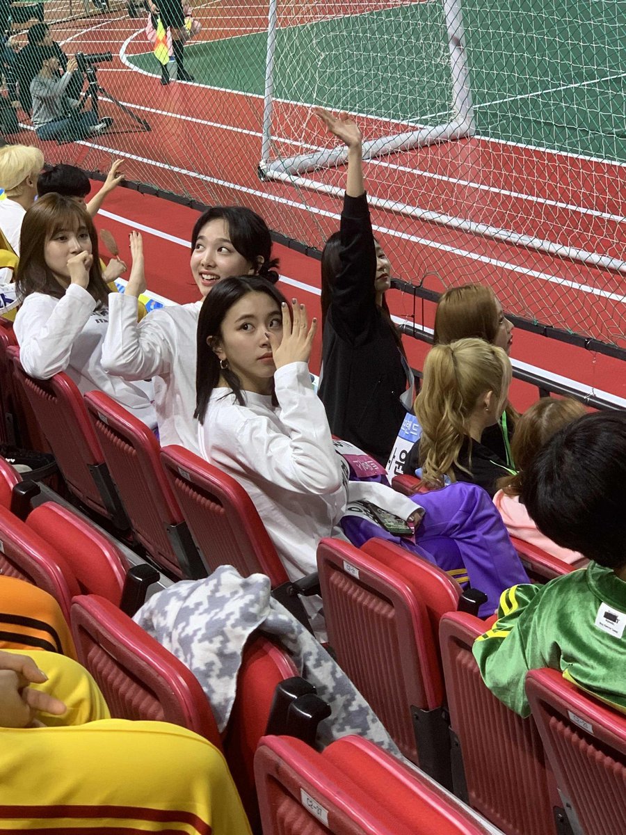 hourly chaeyoung (@chaeyounghours) on Twitter photo 