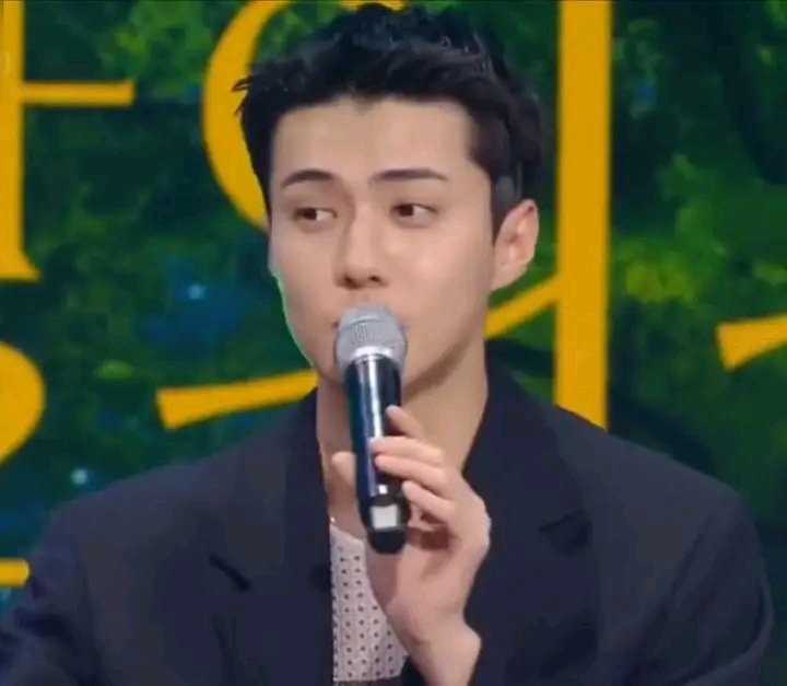 baekiosh's tweet photo. Sehun habló sobre su encuentro con Junmyeon cuando entró a SM, dijo que él lo regañó por no saludarlo correctamente 😂

Sehun: “Tenía 15 años cuando me uní a SM, pero él (JM) regañó a ese niño pequeño (SH) por no saludarlo. Junmyeon dijo (a SH) ‘¿Qué clase de saludo es ese? (+) https://t.co/99qhcbZZ3i