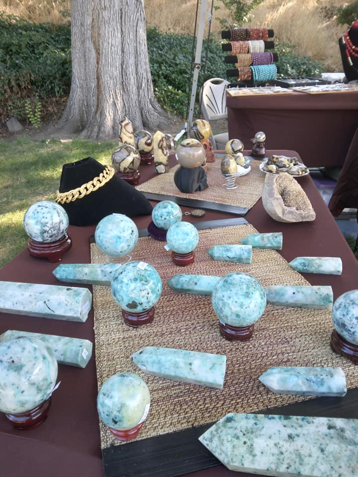 Explore_TD's tweet photo. Gems, berries, soap, oh my!

The Dalles Farmers Market has everything! Shop for your fridge and for your house, all local! 

Going on now until 1pm at City Park.

#explorethedalles #explorethegorge #thedalles #farmersmarket #shoplocal https://t.co/GFVFm264Wk