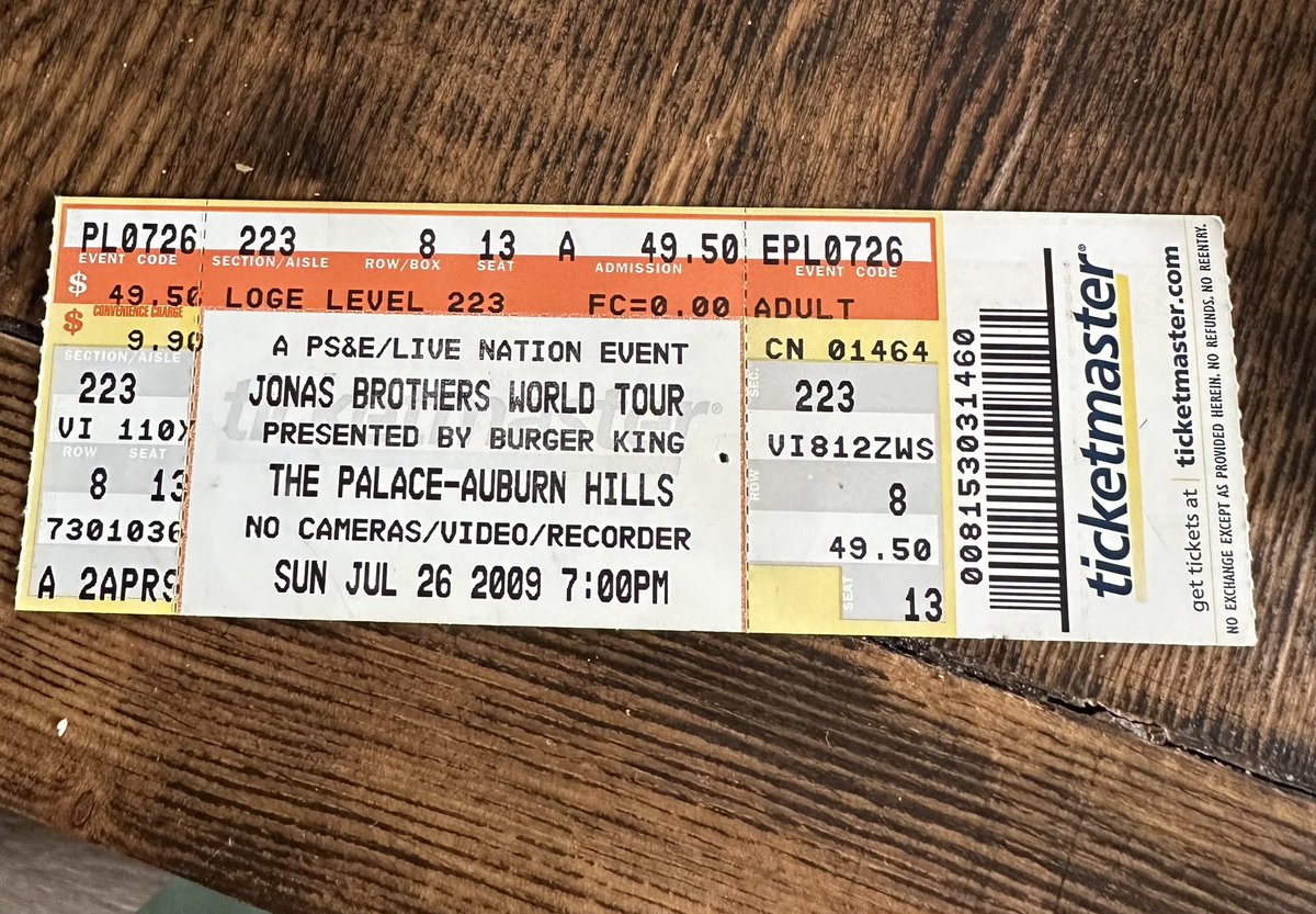 daylin04's tweet photo. @jonasbrothers 14 years ago. 

$49.50 😅🥲 

Still one of the best concerts. https://t.co/LoXMglGZsB