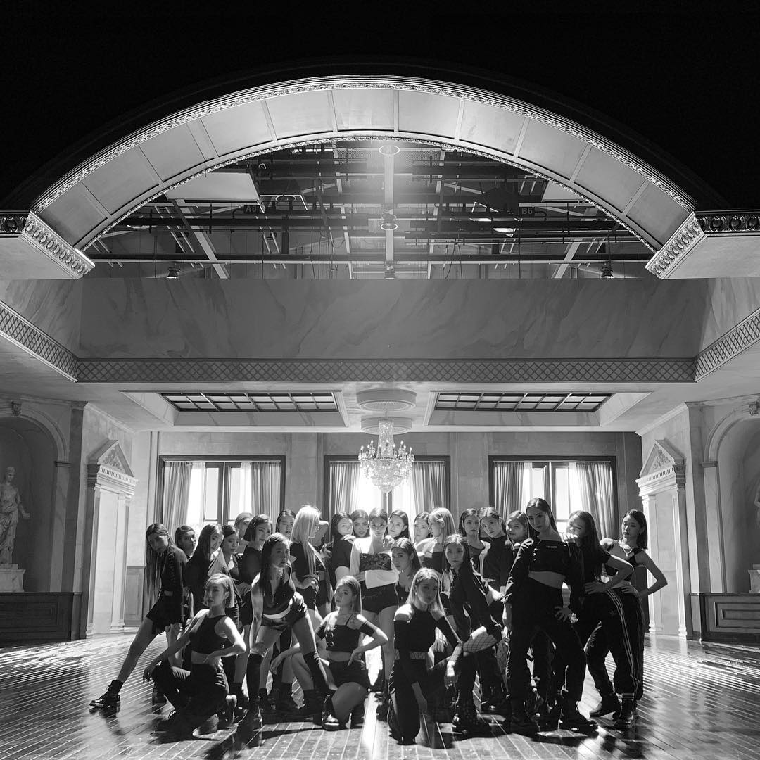 𝕒compañada de mis 𝚋ailarinas, estamos muy 𝑓elices de 𝚑aber grabado la 𝕔oreografía para mi canción « 𝕤olo 🪷» ¡gracias a 𝕥odos los que han 𝕤eguido mi trabajo y lo han 𝚊poyado!   

𝕤tar𝕘irl ☆ ׅ۬ 𝅄 #𝚓ean