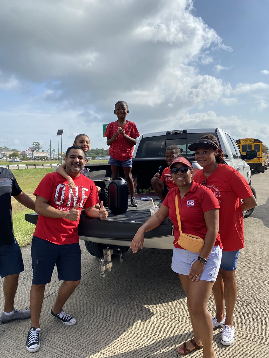 JLWhitfield75's tweet photo. I enjoyed spending the morning with the Barrett Station Community for their annual homecoming parade! What a great tradition! Thanks for your support of Crosby ISD! https://t.co/ERyfzSDtOi