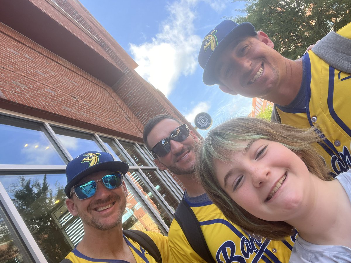 FoodDriveLady's tweet photo. The kiddo and wife brought food at the right time! Tyler and friends from the @TheSavBananas were kind enough to take a few selfies! Just the mid day pick me up needed to keep pushing through! #savannahbananaslineleader #savannahbananas #durham https://t.co/YMgRUm2qfL