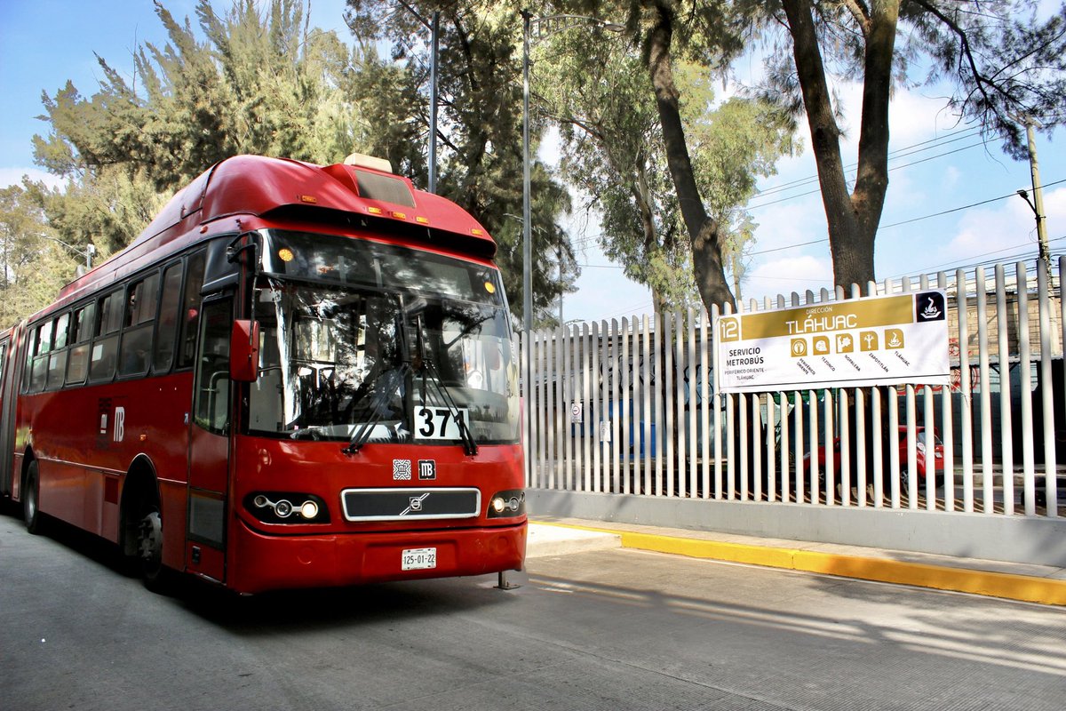 MetrobusCDMX's tweet photo. Esta mañana se reabrieron al público 5 estaciones de la #Línea12 del @MetroCDMX, por lo que en #Metrobús dimos inicio a nuestras operaciones en el #Cetram Periférico Oriente para atender nuestra nueva ruta: Tláhuac- Periférico Oriente. #ServicioEmergenteL12 https://t.co/92fNrxMpZE