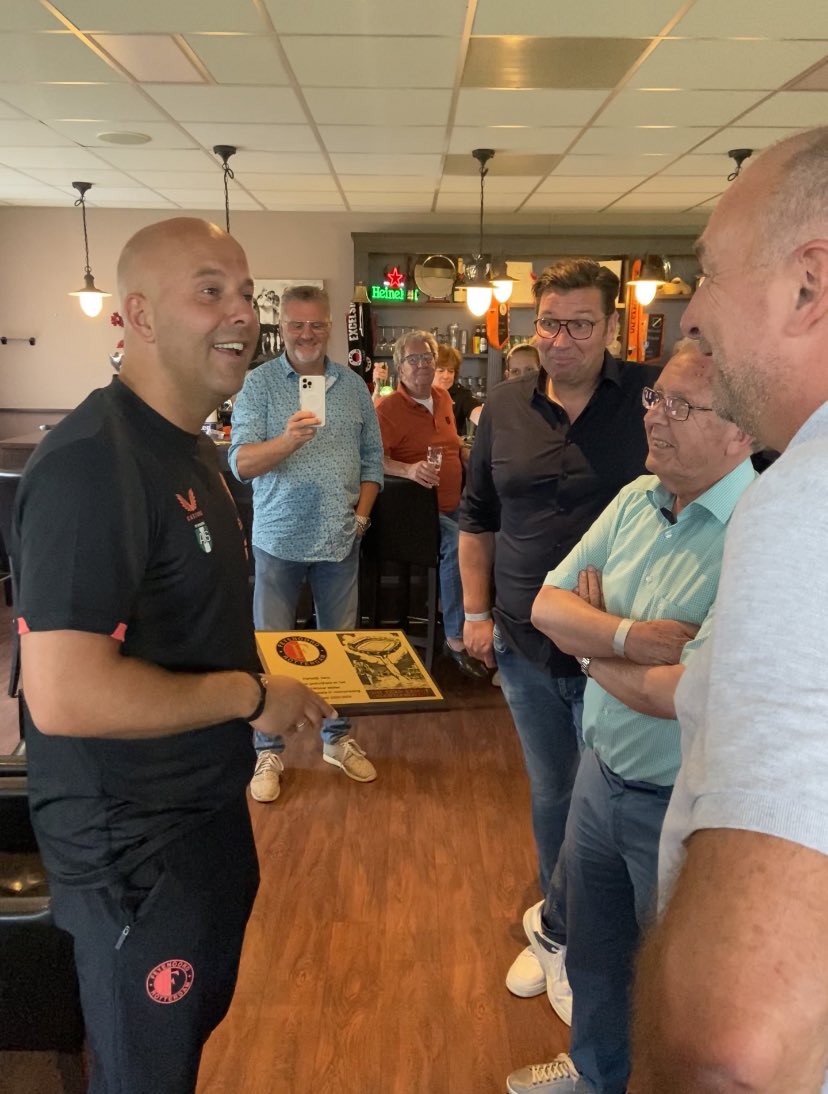 Na afloop van #feyusg bedankte Arne Slot namens #Feyenoord VV Smitshoek voor de gastvrijheid en hulp bij de drie oefenwedstrijden in de voorbereiding op het nieuwe seizoen.