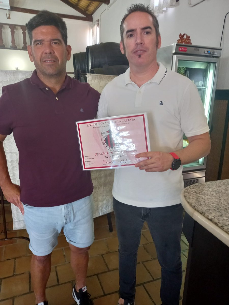 AD_Cartaya's tweet photo. El exportero rojinegro Raúl García, gerente del Restaurante La Parada, "nuevo fichaje" del Cartaya, recibe su diploma de socio protector de manos del gerente del club José Manuel Mora.🔴⚫✍️
#barlaparada #cartaya #adcartaya #bares #futbol #socioprotector https://t.co/XRqoYP9vmV
