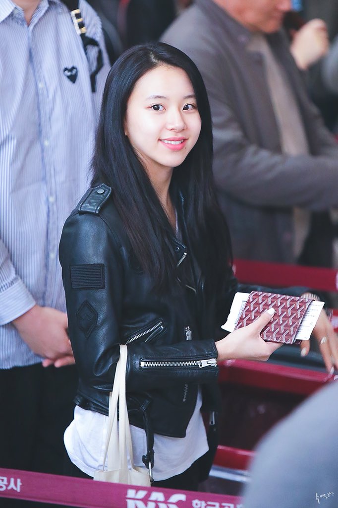 hourly chaeyoung (@chaeyounghours) on Twitter photo 