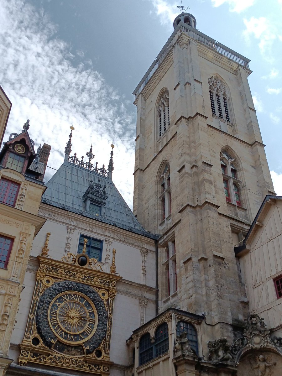 karadimos's tweet image. The Gros-Horloge
It's a 14th Century astronomical clock.  It's not fully functional but it could tell the hour and day, chime, and cycles of the moon.
#Rouen #GrosHorloge #BigClock #France #Normandy