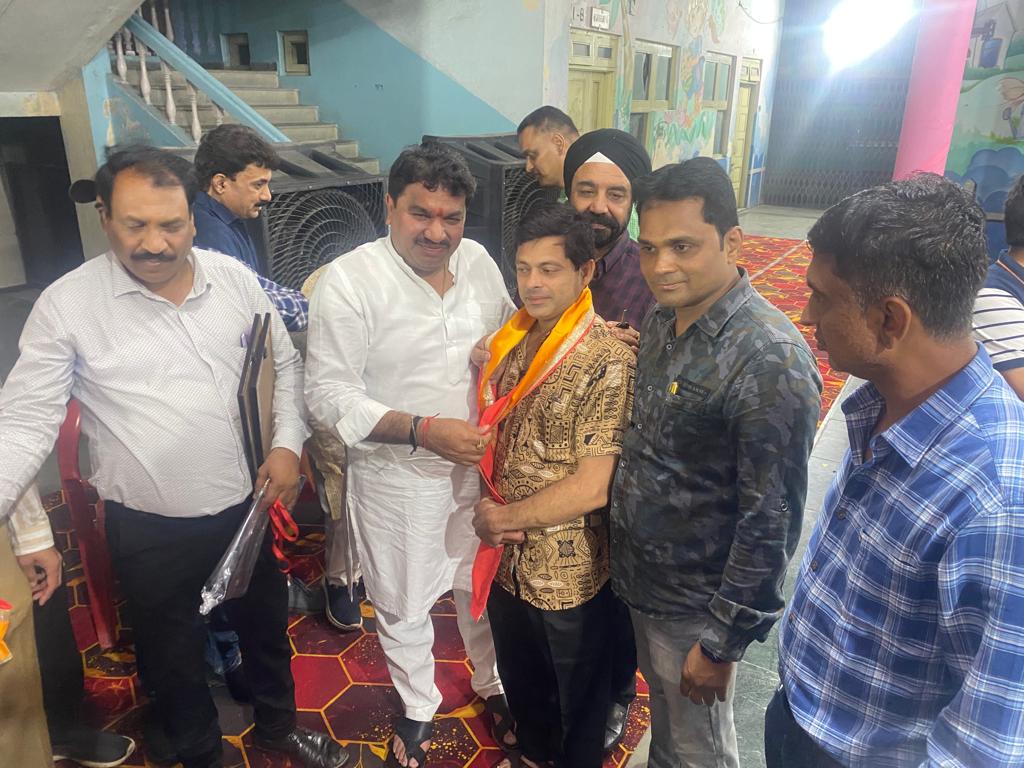 SanjayShukla_01's tweet photo. आज इंदौर लोहा व्यापारी एसोसिएशन द्वारा आयोजित सम्मान एवं मिलन समारोह में सभी व्यापारिक बंधुओं के मध्य उपस्थिति होकर सभी से सार्थक संवाद स्थापित किया तथा विचार विनिमय हुआ
#indore #merchantassociation https://t.co/ZSQE2ekaiN