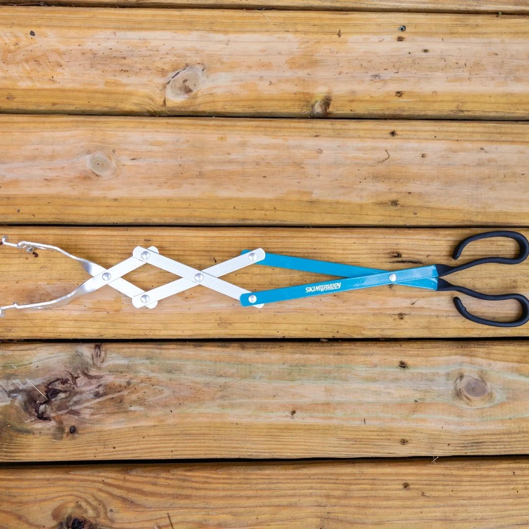 SwimPoolThings's tweet image. Our Skim Buddy is here to make pool maintenance safer and more convenient for you. With its long handle, you can clean out your skimmer basket without even leaving your feet!