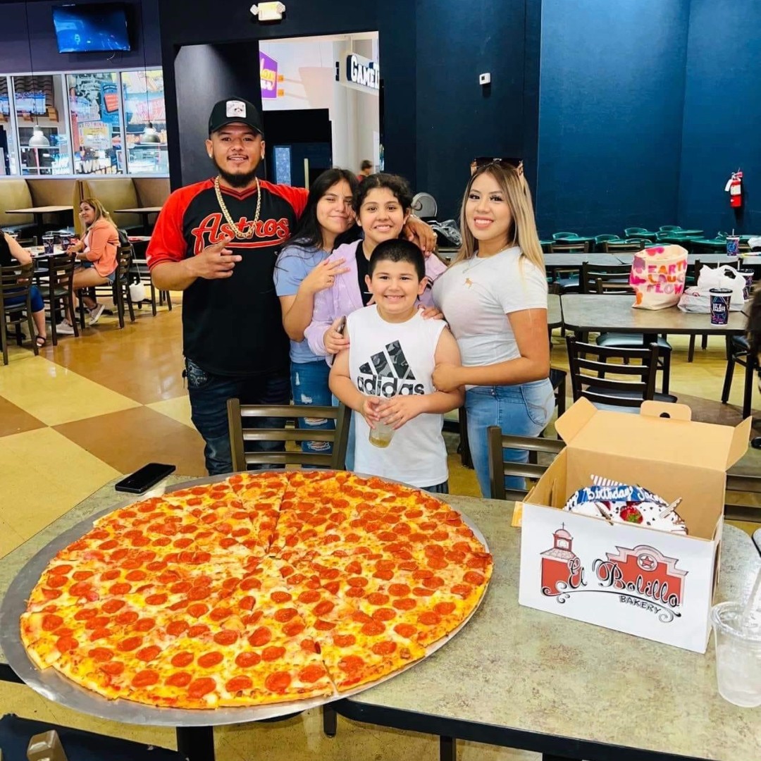 itzfamily's tweet image. The perfect recipe for a happy family: a mouthwatering slice of our epic pizza and endless laughter. Enjoy family fun time together at iT'Z! 🍕🎉 #FamilyFun #EpicPizza #iTZFun