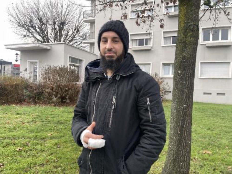 CerfiaFR's tweet image. 🇫🇷🎖️FLASH | Lors de la cérémonie du #14juillet, Tarik #Barnoussi, héros de l'attaque au hachoir au Lidl de #Jeumont, n'a pas reçu la Légion d'honneur. Le maire exprime sa déception et des élus envisagent une pétition. 

👉 Un député a également interpellé le gouvernement pour…