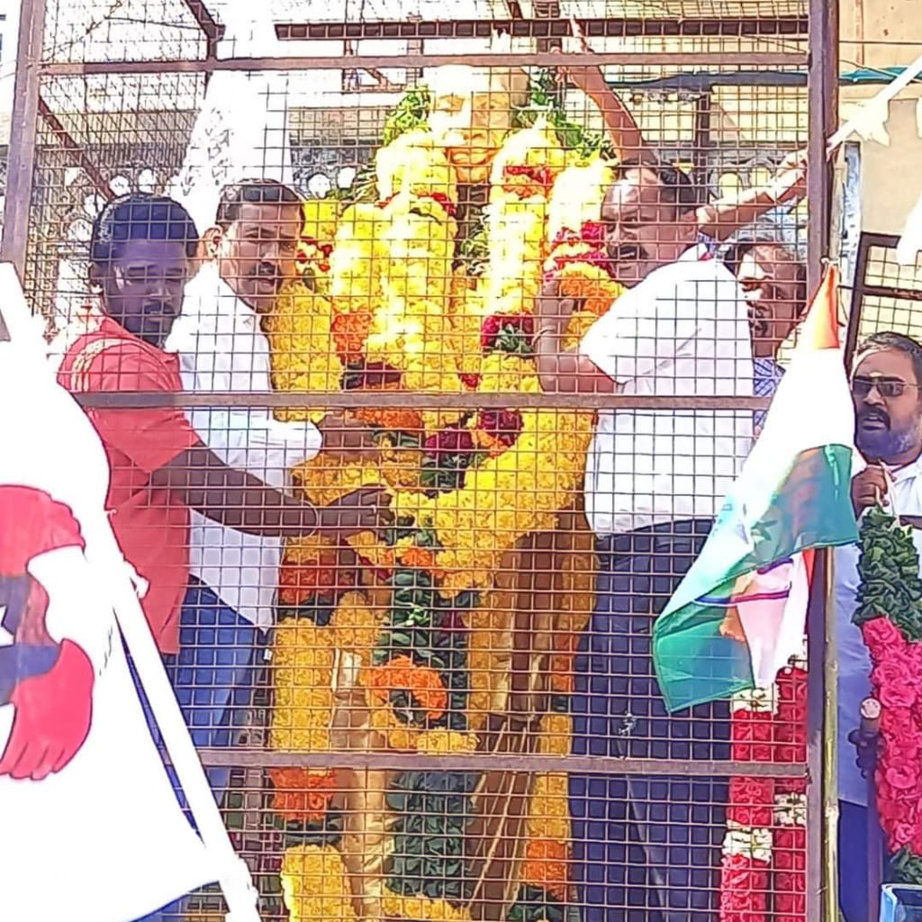 MNMDtVellore's tweet photo. வேலூர் மாவட்டம் மநீம சார்பாக கர்ம வீரர் திரு.காமராஜர் ஐயா அவர்களின் 121வது பிறந்தநாளை முன்னிட்டு சிலைக்கு மாலை அணிவித்தபோது.
@maiamofficial
@MouryaMNM 
@sentharu 
@KirubakaranMCA 
@SKPBGopinath 
@RaghuramanSoft https://t.co/yV6jDc4Mnk