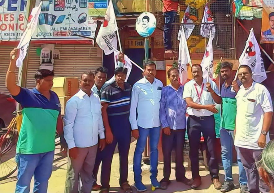 MNMDtVellore's tweet photo. வேலூர் மாவட்டம் மநீம சார்பாக கர்ம வீரர் திரு.காமராஜர் ஐயா அவர்களின் 121வது பிறந்தநாளை முன்னிட்டு சிலைக்கு மாலை அணிவித்தபோது.
@maiamofficial
@MouryaMNM 
@sentharu 
@KirubakaranMCA 
@SKPBGopinath 
@RaghuramanSoft https://t.co/yV6jDc4Mnk