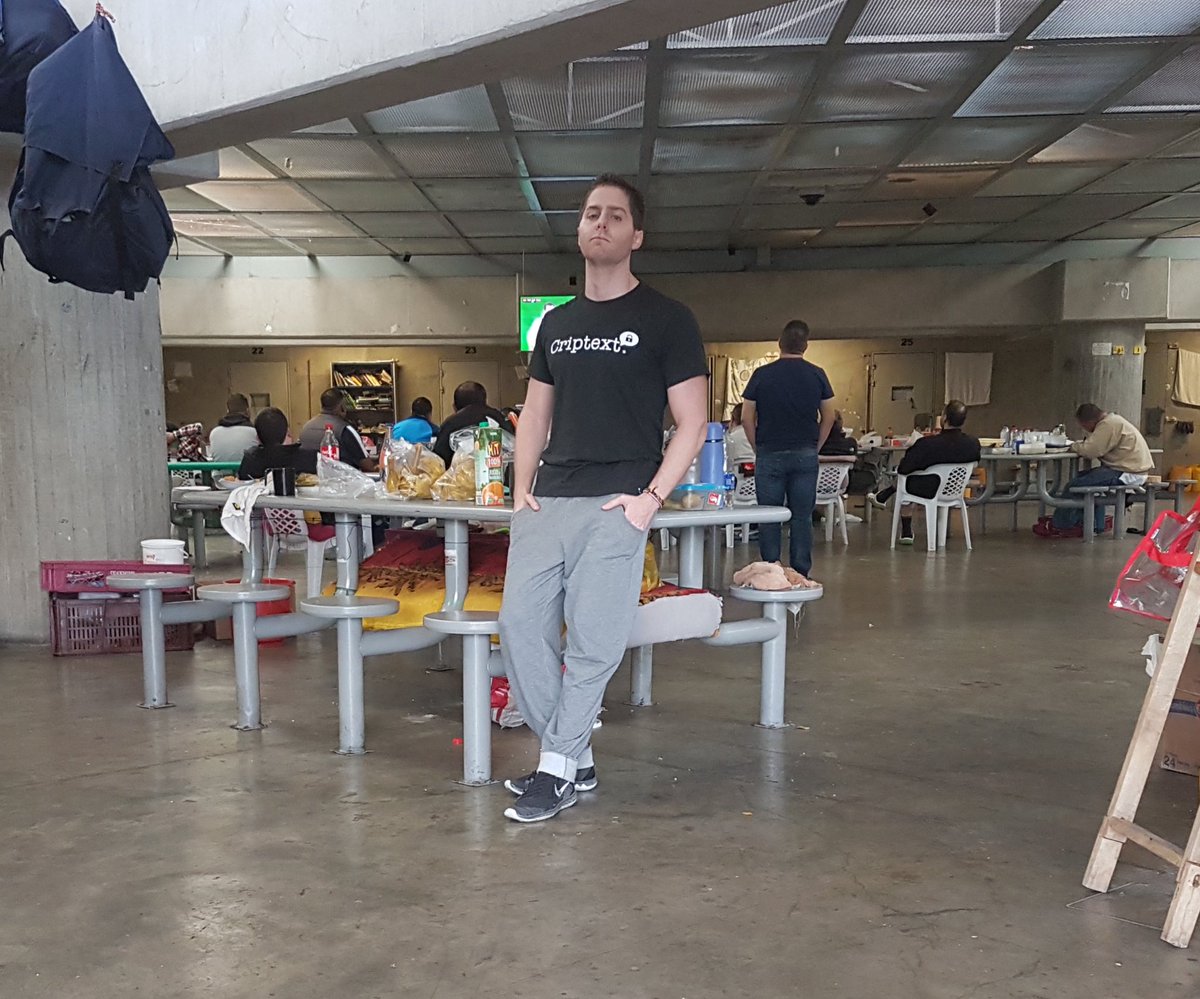 Mayer's tweet photo. Antes que sientas simpatía por Varela considera que a mis 27 años me metió preso en el exterior usando información que la INTERPOL declaró falsa. Todo porque lo que quería era joder a mi papa para joder a RM. Yo tenía la edad de sus hijos hoy en día. Sin cargos, sin pruebas, sin condena y con fianza pagada me encarceló con los peores de los peores de Colombia y botó la llave. Usó tus dineros para perseguirme y armarme un caso falso desde la presidencia que en 2021 cerraron por falta de pruebas.

Pero aunque no me hayan condenado, Varela logró su cometido que era herir, difamar, traumar y sufrir a mi, a mi madre, a mi padre, mis hermanos, mis amigos, mis familiares y toda una nación que me apoyaba. Mi lucha y sufriento se mantiene con casos sin fundamentos que también Varela montó y que tambien se van a caer— pero mientras tanto sigo sufriendo cuentas bancarias cerradas, derechos violados, titulares difamatorios, impedimentos de salida, cuentas de abogados, estrés, ansiedad, depresión, incertidumbre,  y mucho más porque así lo quizo él, Juan Carlos Varela, cuando era presidente de Panamá.

Quizas lo que mas duele es que la justicia Panameña no es la que le ejerce el derecho sobre Varela hoy, sino la estadounidense, marcando un claro fracaso del sistema judicial de nuestro país. No puedo confiar en el sistema político ni judicial de este país, pero si confío en la gente panameña y en Dios que todo lo ve.